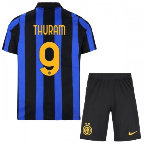 Inter Milan Thuram 9 Voetbaltenue Thuis 2026-27 - Kind Inter Milan Thuram 9 Voetbaltenue Thuis 2026-27 - Kind