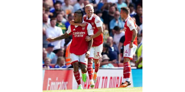 Arsenal leidt het klassement met een 3-2 thuisoverwinning op Liverpool
