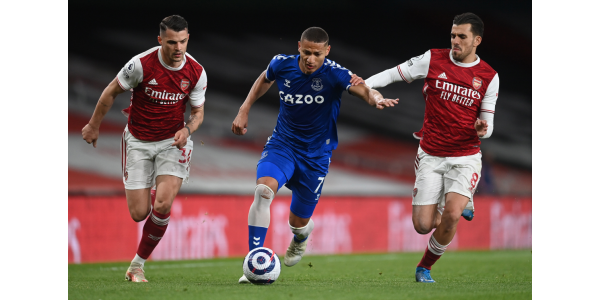 Arsenal versloeg Everton met 4-0 en bleef aan de leiding in het klassement