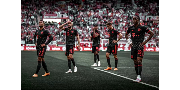 Bayern verloor met 1-3 van Mainz en zakte naar de tweede plaats in het klassement
