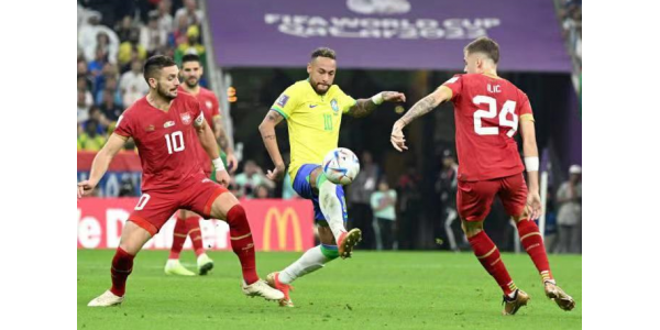WK - Neymar werd 9 keer geschonden in de eerste wedstrijd, verstuikte rechterenkel WK - Neymar werd 9 keer geschonden in de eerste wedstrijd, verstuikte rechterenkel
