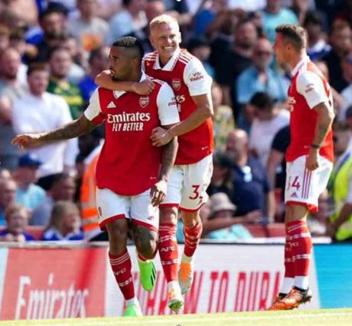 Arsenal leidt het klassement met een 3-2 thuisoverwinning op Liverpool