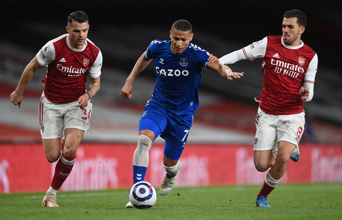 Arsenal versloeg Everton met 4-0 en bleef aan de leiding in het klassement