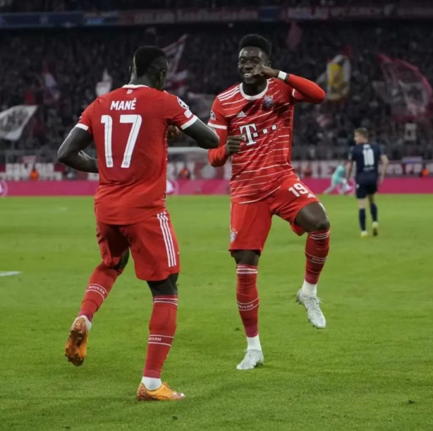 Bayern München won met 5-0 en vestigde daarmee een ongeslagen record van 31 wedstrijden