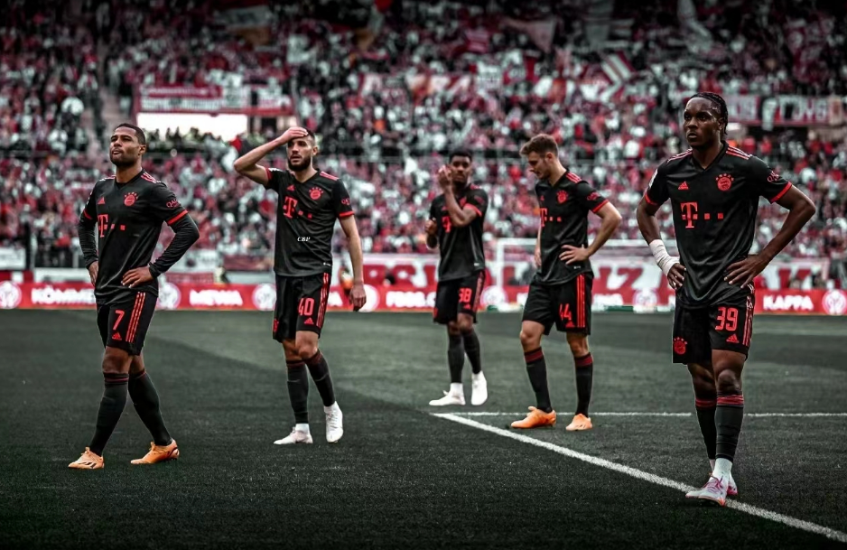 Bayern verloor met 1-3 van Mainz en zakte naar de tweede plaats in het klassement