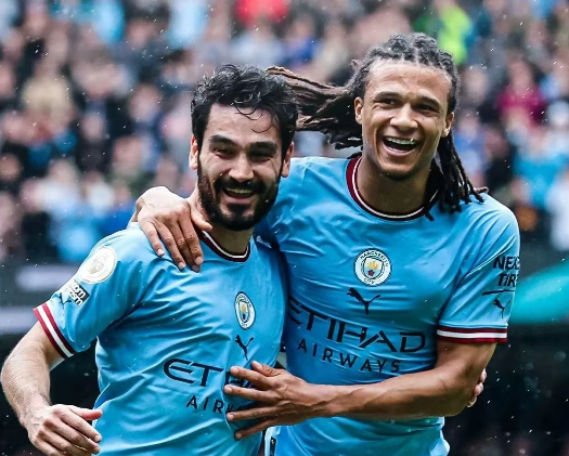 Manchester City passeert Arsenal en leidt de Premier League