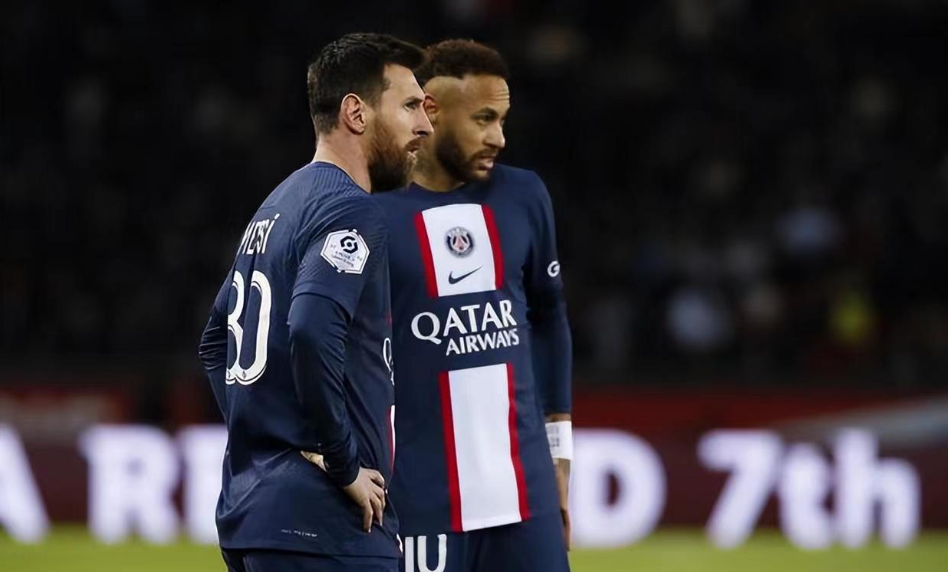 Messi keert terug en scoort als Paris Angers met 2-0 verslaat