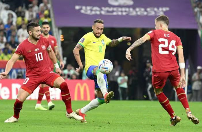 WK - Neymar werd 9 keer geschonden in de eerste wedstrijd, verstuikte rechterenkel